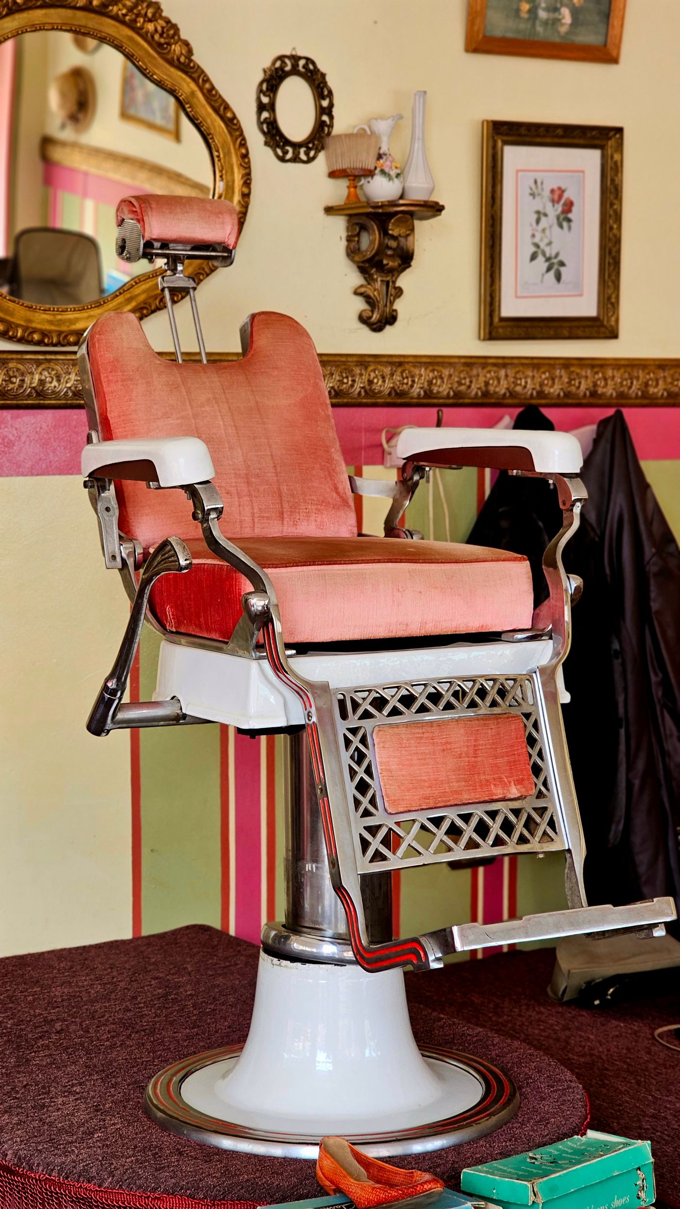 Sillón de barbero antiguo con espejo dorado (imagen ilustrativa)