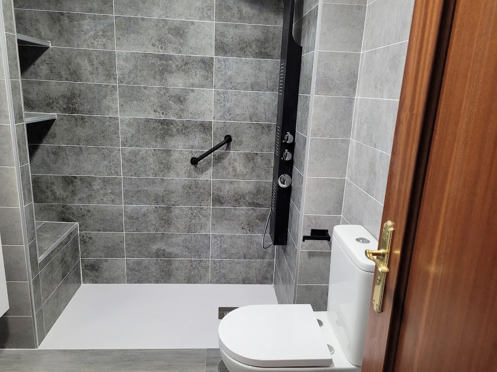Baño reformado — bañera sustituida por ducha