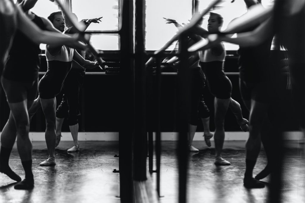 Alumnado de Danzante practicando ballet clásico