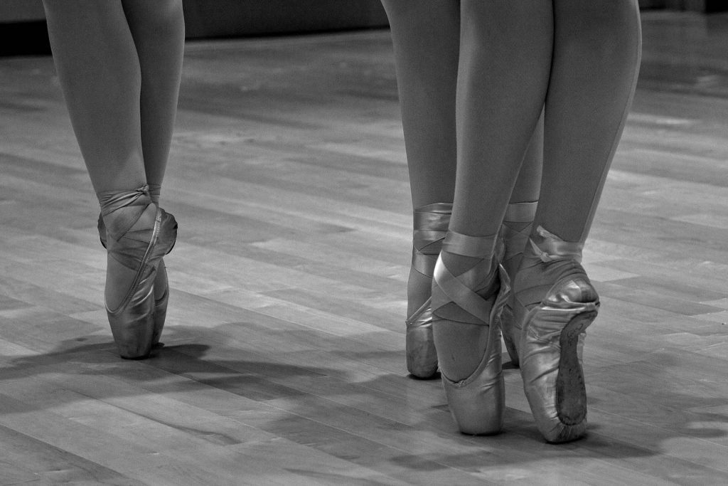 Alumnado de Danzante practicando puntas