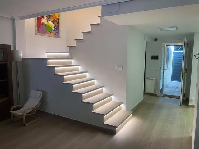 Escalera interior con iluminación LED