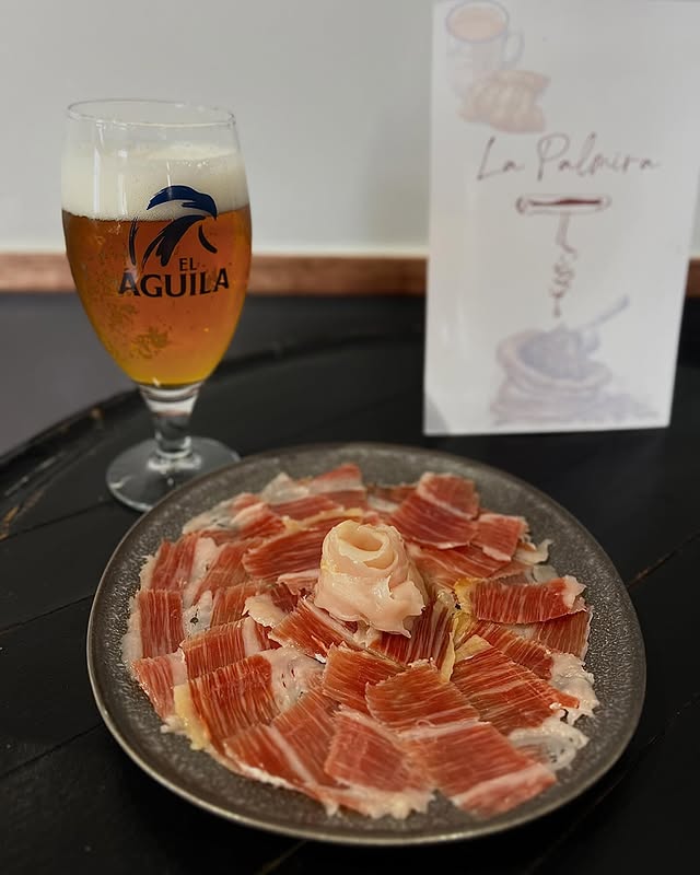 Plato de jamón ibérico cortado y cerveza en La Palmira, Illescas