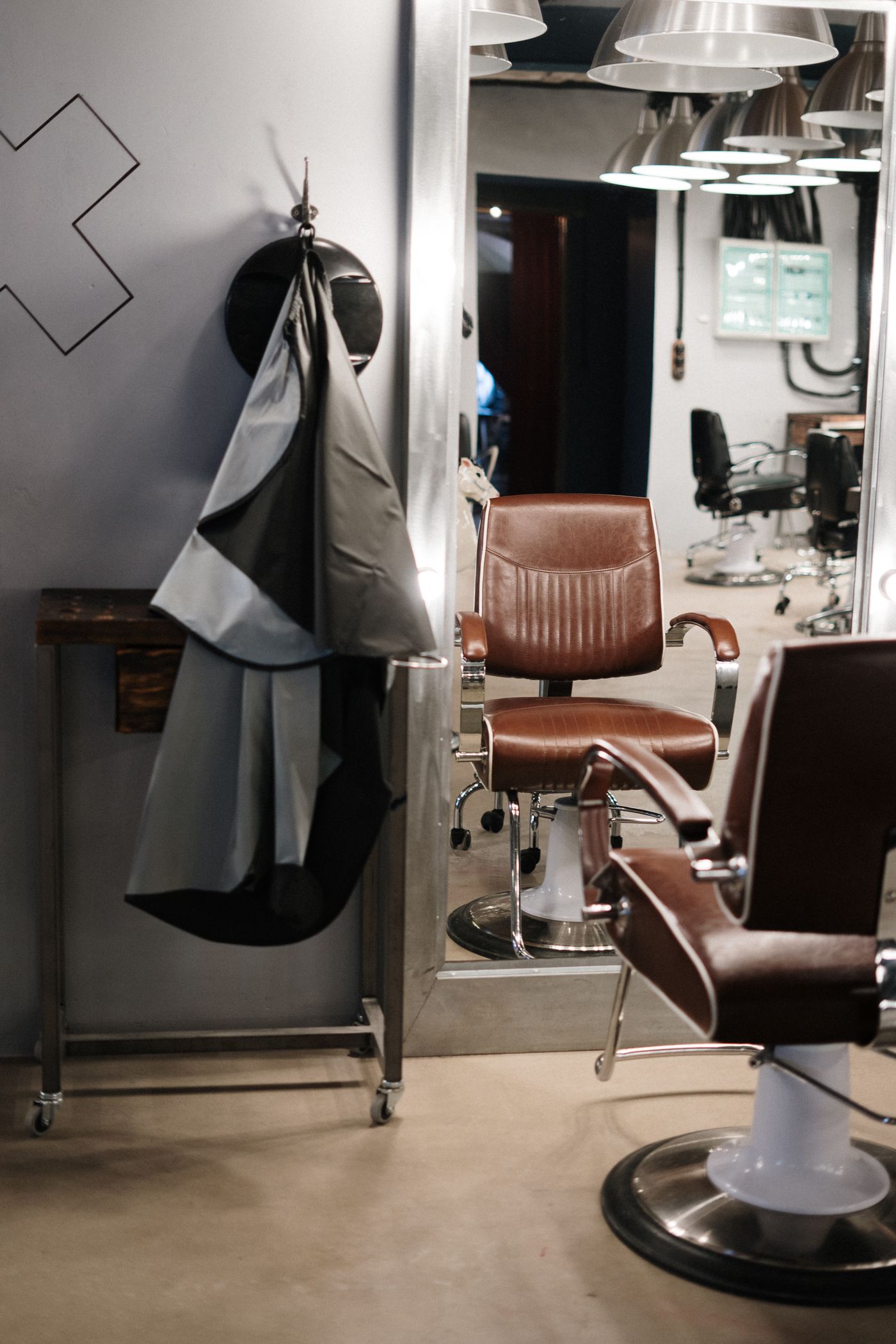 Barbería con sillones y espejos de estilo clásico (imagen ilustrativa)