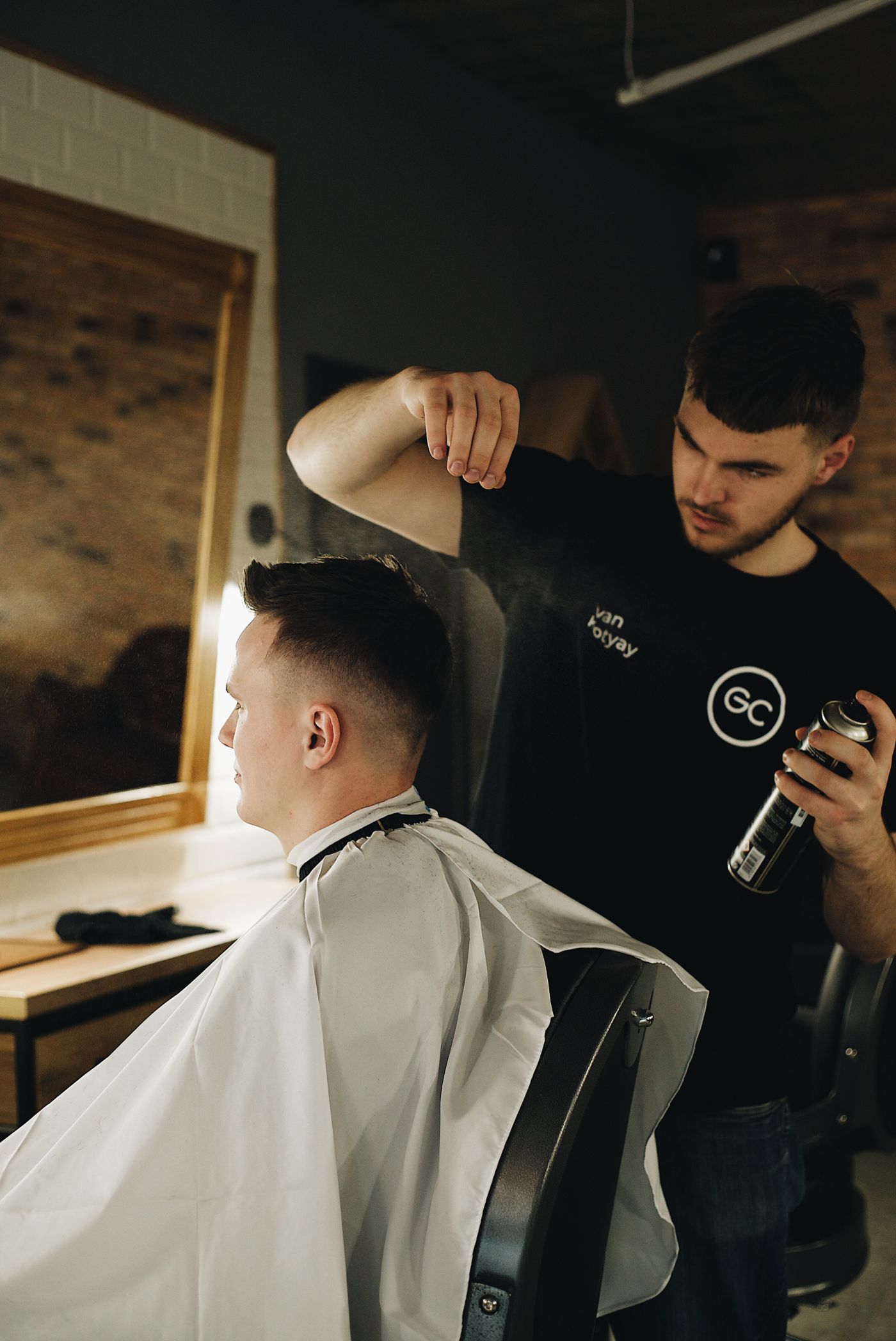 Barbero terminando un corte de cabello (imagen ilustrativa)