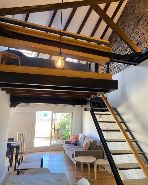 Salón reformado con altillo, obra real de Ingeniería Estudios y Reformas