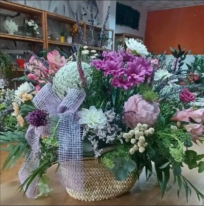 Cesta de flores preparada en el interior de Floristería Alonso