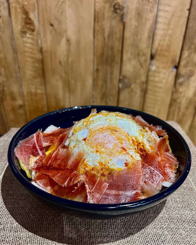 Huevos rotos con jamón en La Palmira