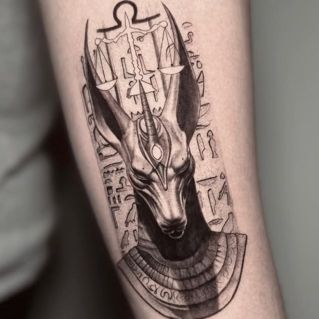 Tatuaje de Anubis con jeroglíficos egipcios realizado en SANC Estudio